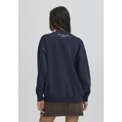 Sweatshirts^Ball Brev Patch Sweater i Sky Captain Blå