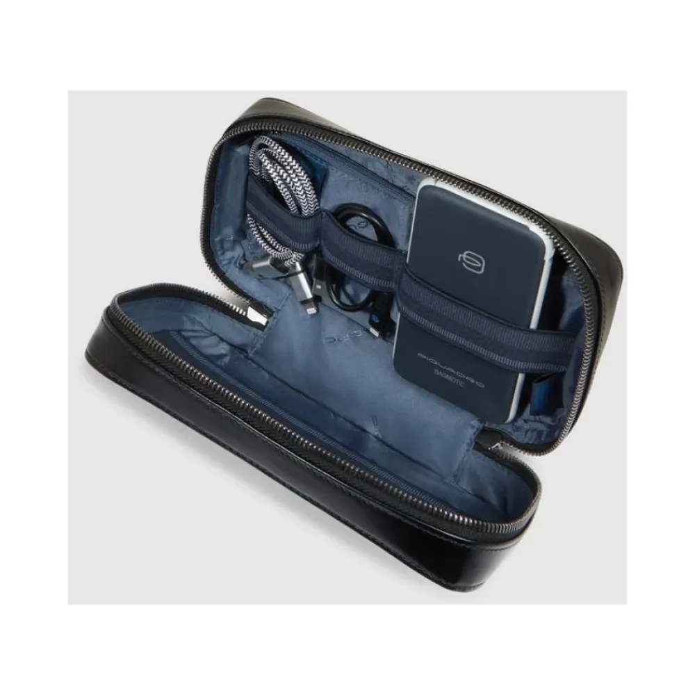 Toilettasker^Piquadro Electronic cord pouch in leather with mouse pocket Sort