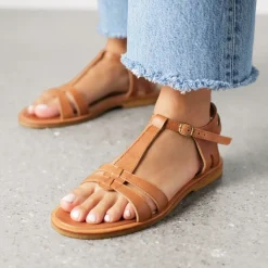 Sandaler<Angulus Feminin Lædersandal med Stropper og Ankelrem Beige