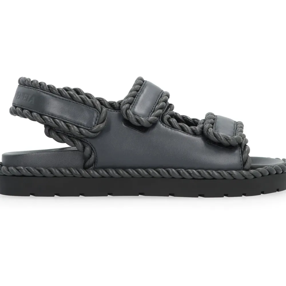 Sandaler<Bottega Veneta Flade sandaler med Torchon dekoration Grå