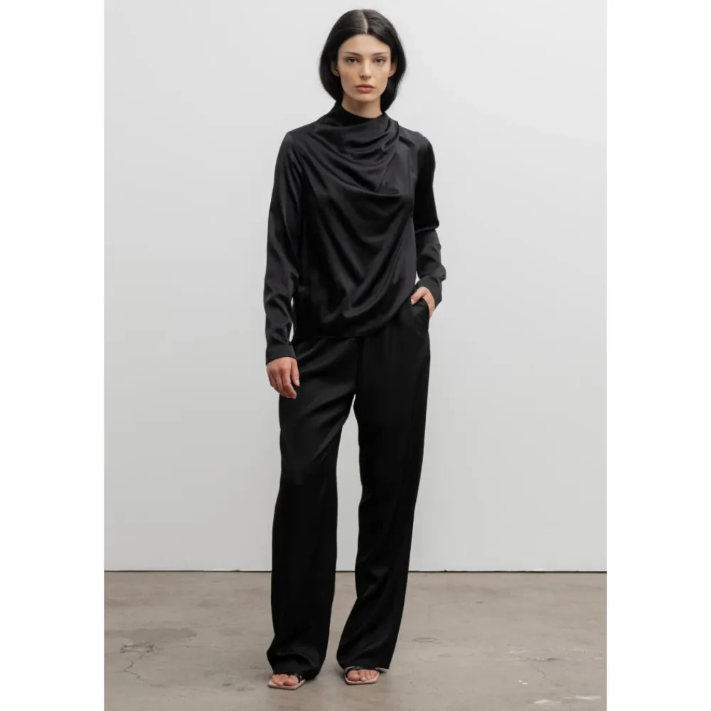 Bluser & Skjorter^Ahlvar Gallery Jade Satin Bluse med Asymmetriske Folder Sort