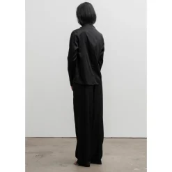 Bluser & Skjorter^Ahlvar Gallery Jade Satin Bluse med Asymmetriske Folder Sort