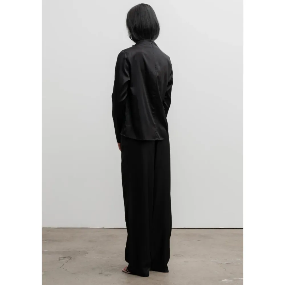 Bluser & Skjorter^Ahlvar Gallery Jade Satin Bluse med Asymmetriske Folder Sort