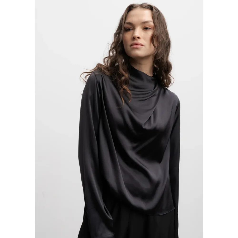 Bluser & Skjorter^Ahlvar Gallery Jade Satin Bluse med Asymmetriske Folder Sort