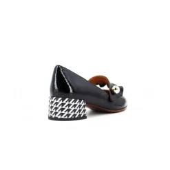 Pumps|Stiletter^Chie Mihara Laklæder pumps med metal accessory Sort