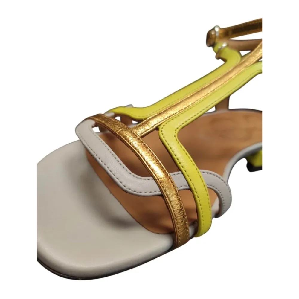 Sandaler^Chie Mihara Metallic lædersandal med spænde lukning Gul