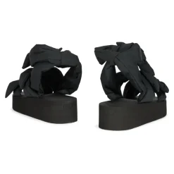 Sandaler<RED Valentino Moderne sandal med plateau og omsluttende rem. Sort