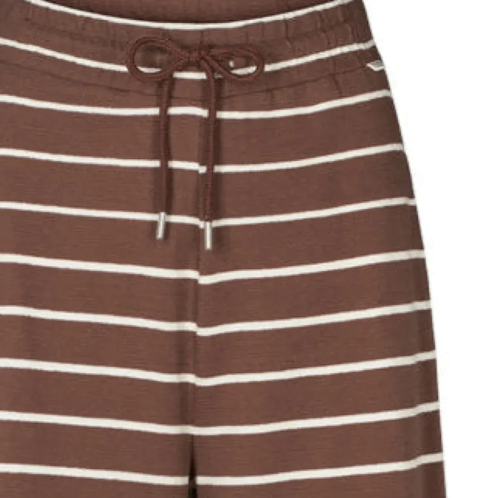 Bukser^Basic Apparel Stribede afslappede bukser i Brun